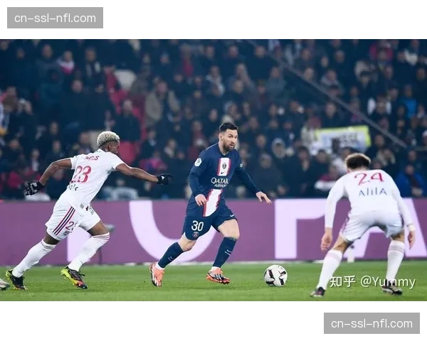 现场报道：西班牙国家德比，巴萨球迷在比赛第10分钟集体鼓掌致敬已故传奇。