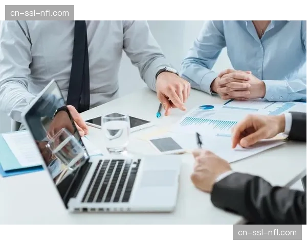 特写：VAR中心影像首次被授权用于转播回放，展示判罚决策的完整沟通过程